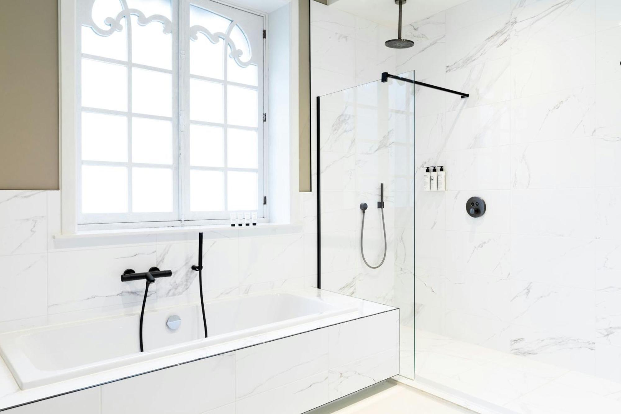 Sapphire House Antwerp, Autograph Collection By Marriott Hotel Kültér fotó A shower bath